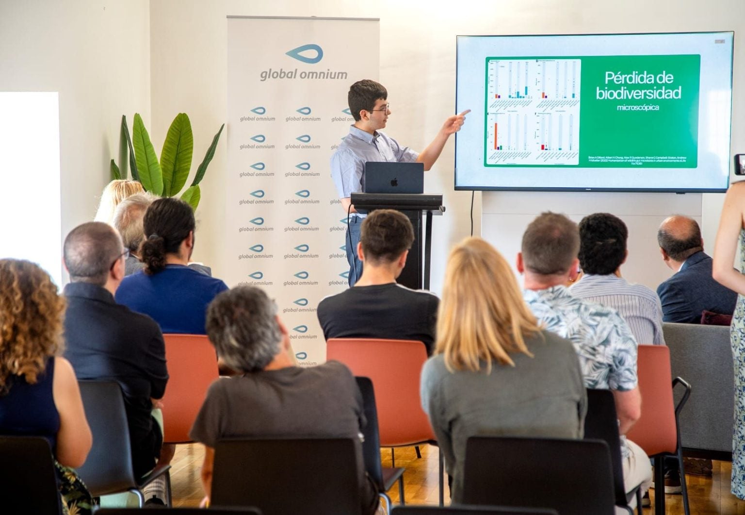 Daniel Negre presents his goCalp proposal using a biodiversity data graph.