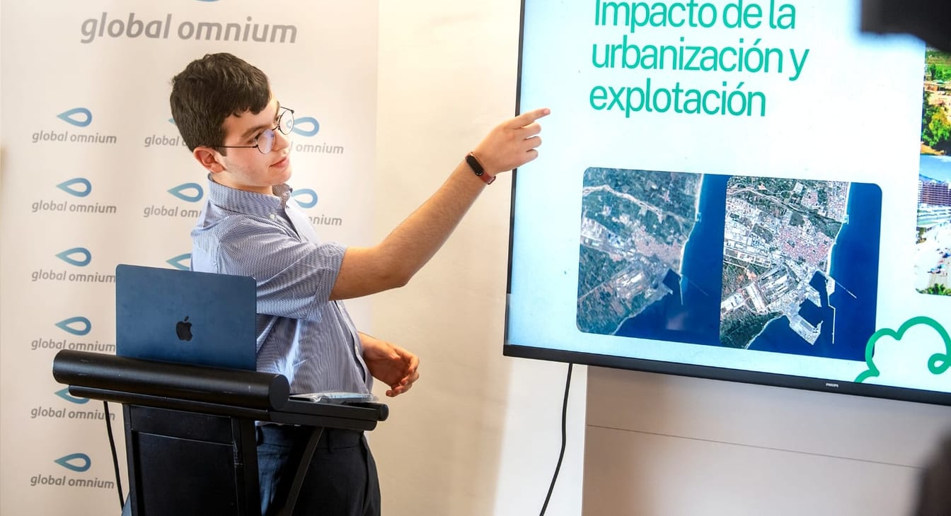 Daniel Negre presents his goCalp garden-corridor proposal at the Global Omnium podium.