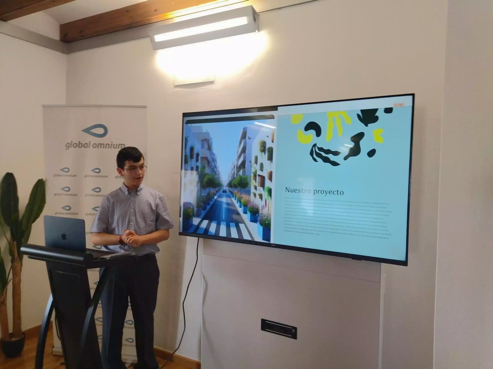 Daniel Negre presents the BioDiversiTeam green-corridor street render at the goCalp final.